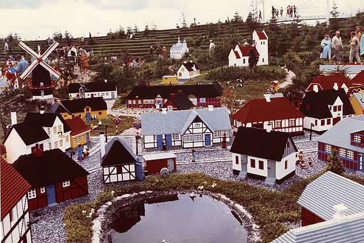 Três décadas antes, no pequeno município a quase 300 km da capital Copenhague nasceu o The Lego Group, que passaria a fabricar anos mais tarde as pecinhas que se tornaram populares mundo afora. 
