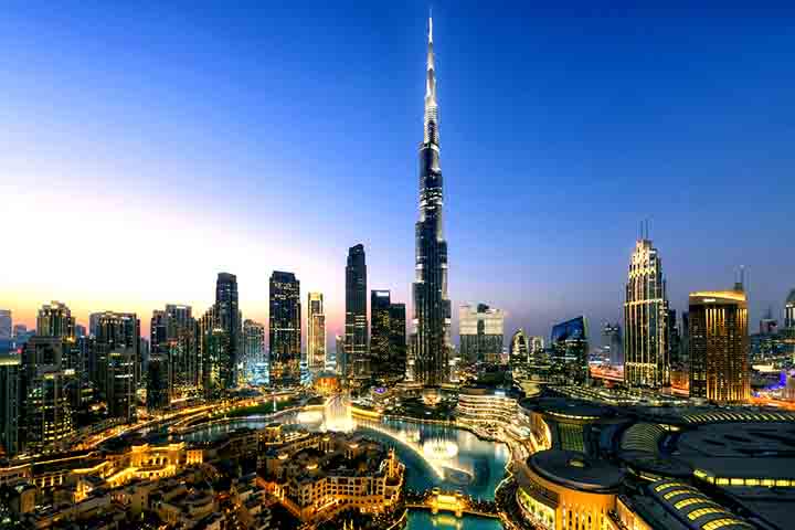 No topo da lista, o Burj Khalifa: o edifício mais alto do mundo desde sua inauguração em 2010. Projetado pela mesma firma da Cayan Tower, a Skidmore, Owings & Merrill, o arranha-céu é um ícone global de engenharia e design. Sua forma é inspirada no desabrochar de uma flor islâmica.