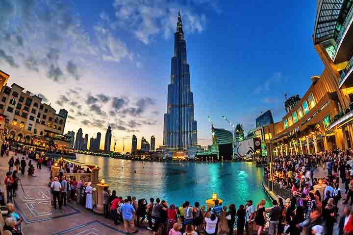 O prédio abriga residências, escritórios, restaurantes e o hotel Armani, além do mirante At the Top, no 148º andar. O projeto custou cerca de US$ 1,5 bilhão e tornou-se cartão-postal definitivo de Dubai. Acredite se quiser: são 828 metros de altura (!) e 163 andares.