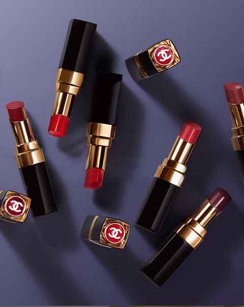 Três anos depois, a estilista francesa lançou sua primeira coleção de maquiagem, com pós faciais e batons.
