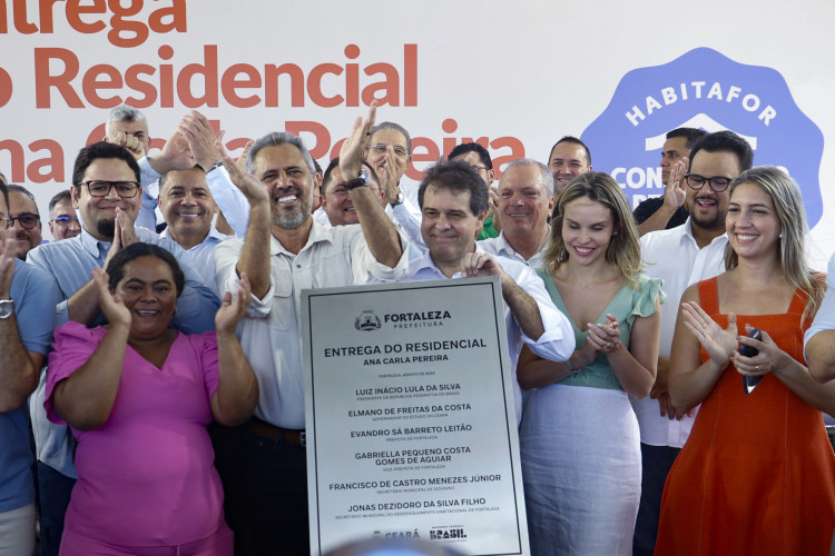 Prefeito Evandro Leitão e governador Elmano de Freitas entregam residencial Ana Carla Pereira