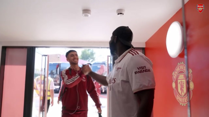 Bastidores da primeira vitória do Arsenal na temporada, em Old Trafford