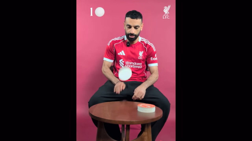 Elenco do Liverpool mostra habilidade no 'jogo da bolacha'