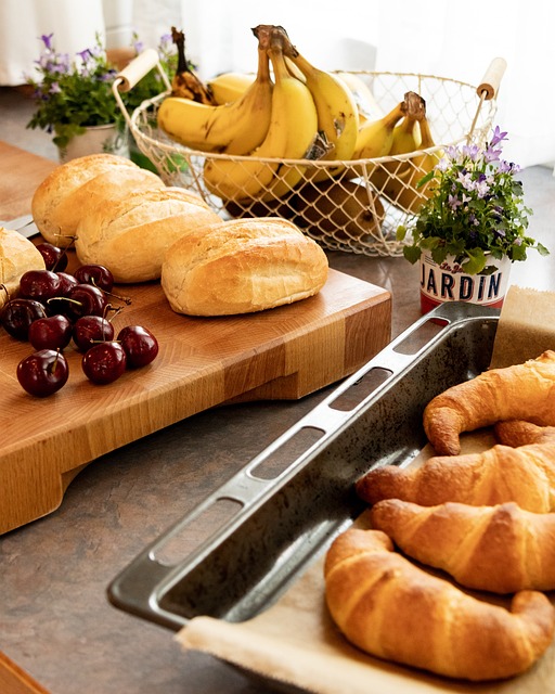 A origem deste salgado é atribuída aos padeiros de Viena, na Áustria, onde era conhecido pelo nome de Kipferl desde o século XIII, sendo feito de tamanhos variados.