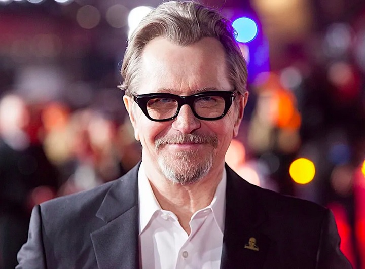 No dia 13/06, Gary Oldman foi condecorado com o título de cavaleiro pela monarquia britânica durante as Honras de Aniversário do Rei Charles III. 

