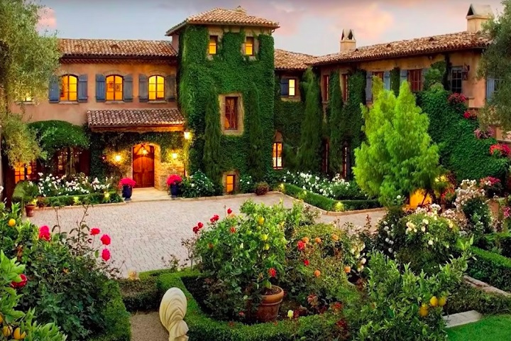 No entanto, a relação com a instituição real rapidamente se tornou tensa e o casal se mudou para a Califórnia em 2020, onde vivem em uma mansão.