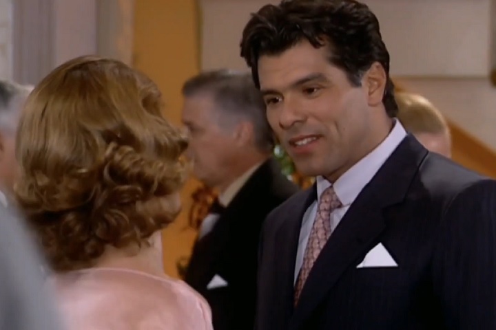 Dois anos depois, retornou à Globo e emplacou diversas novelas como Porto dos Milagres, de 2001, Agora É que São Elas, de 2003, A Lua Me Disse, de 2005, e O Profeta, de 2006.