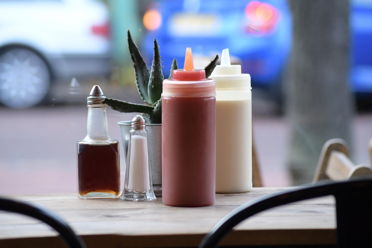 É utilizada em sanduíches para umidade e sabor, usada como cobertura para saladas e até mesmo incorporada a receitas de bolos e sobremesas para umidade extra e textura macia. Ela também pode ter sabores e aromas diferentes.