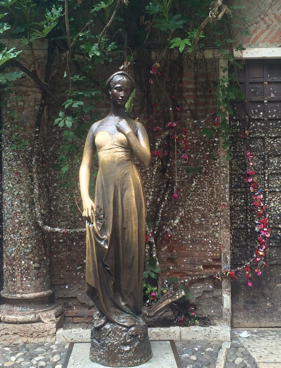 No pátio da casa, fica uma estátua de bronze de Julieta e diz a lenda que todo visitante que tocar seu seio direito terá felicidade no casamento.