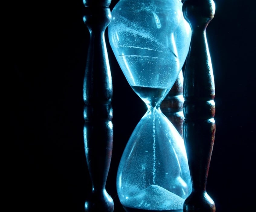 Há modelos modernos que substituem a areia por líquidos coloridos ou bolhas de vidro, mantendo o mesmo princípio visual de passagem contínua. Isso amplia o caráter estético do objeto.