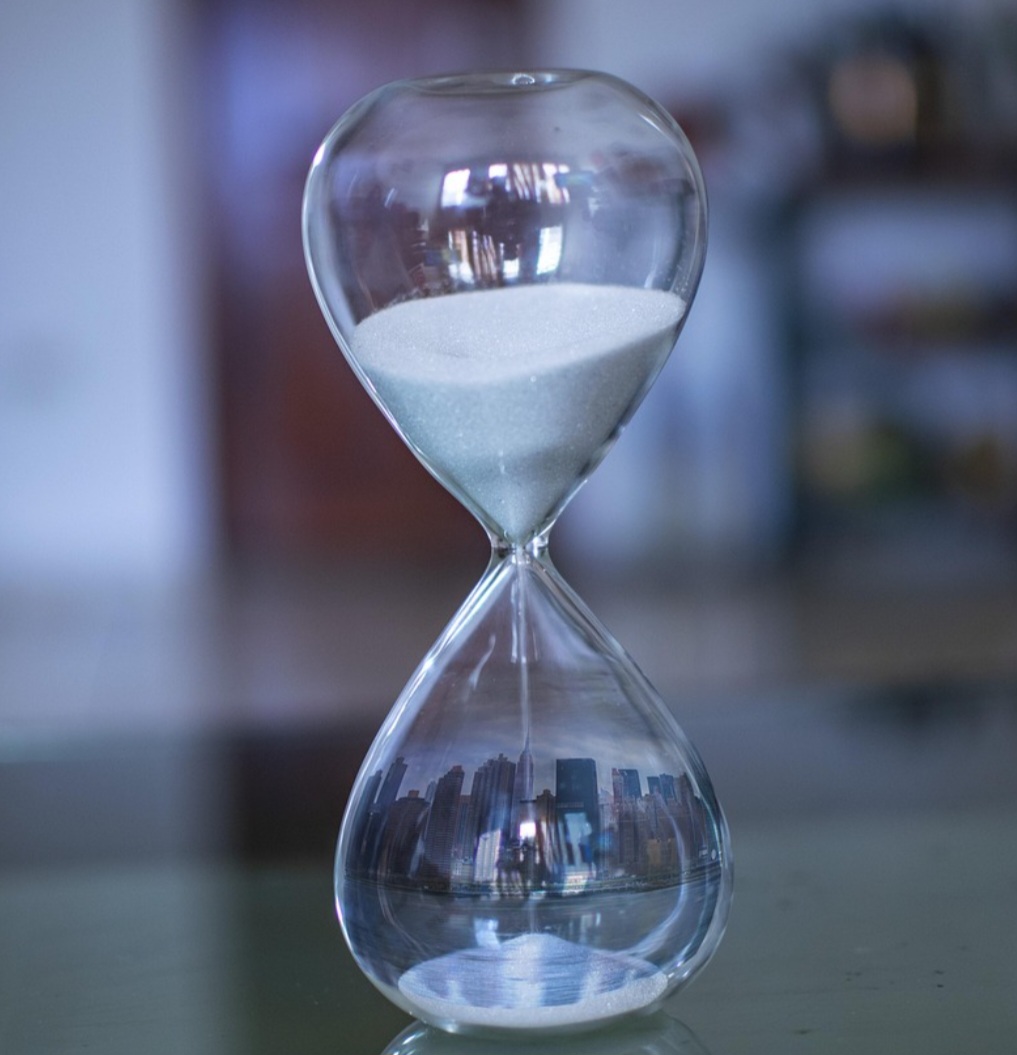 Seu uso hoje é mais simbólico do que prático, pois transmite a ideia da passagem inevitável do tempo. Em muitas culturas, é associada à efemeridade da vida e aparece em obras de arte como metáfora.