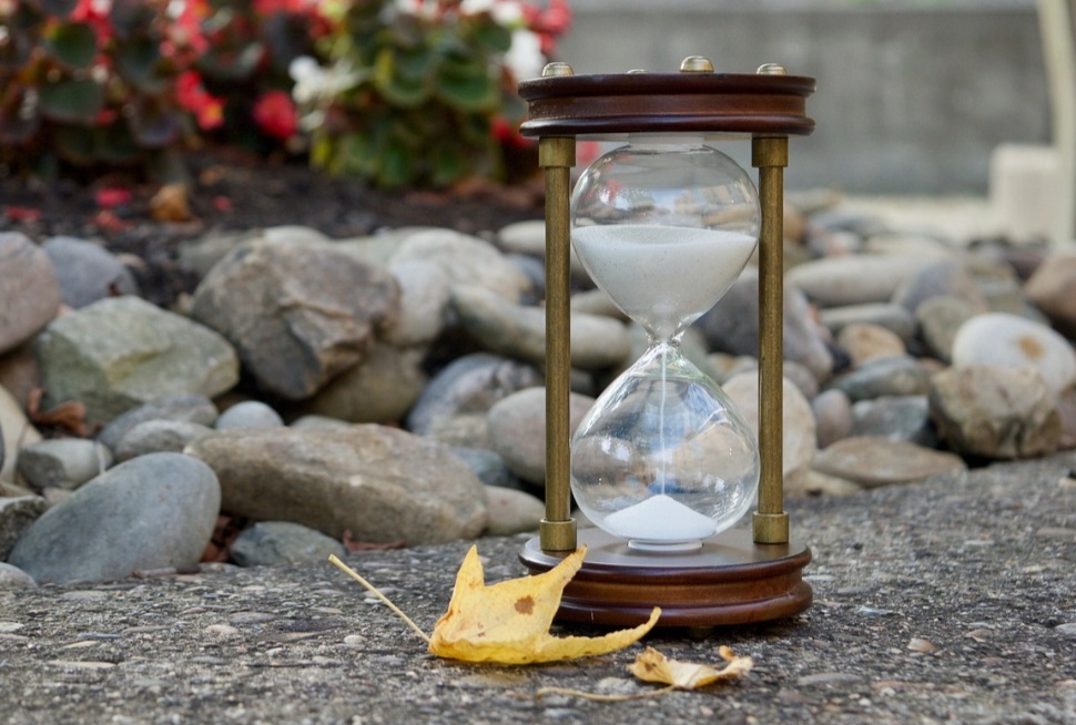 A ampulheta é um objeto de medição do tempo que utiliza areia ou outro pó fino para marcar intervalos. Sua origem remonta à Antiguidade, embora não se saiba ao certo o local exato onde foi criada.