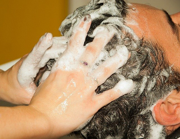 Um shampoo adequado pode ajudar a combater a seborreia, que causa a descamação do couro cabeludo. Após aplicar o produto, é importante fazer movimentos circulares de massagem na cabeça. 