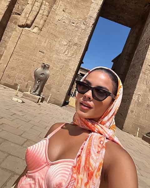 Nessa época, um amigo a indicou para uma agência de modelos, onde trabalhou em campanha publicitária de roupas para adolescentes. 
