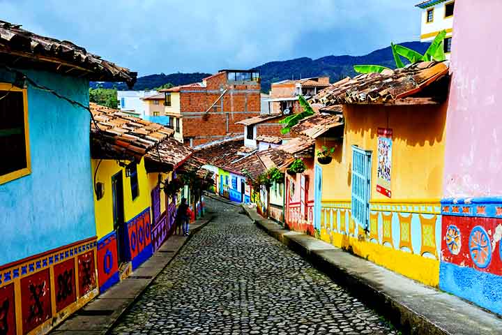 Desde o século 20, os moradores transformaram a cidade em uma obra de arte a céu aberto, decorando as fachadas das casas com padrões vibrantes e ilustrações que retratam animais, flores, frutas e cenas do cotidiano local.