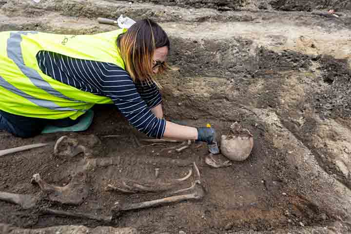 Desde 2023, as escavações revelaram mais de 250 sepulturas, seis lápides e fundações da igreja.