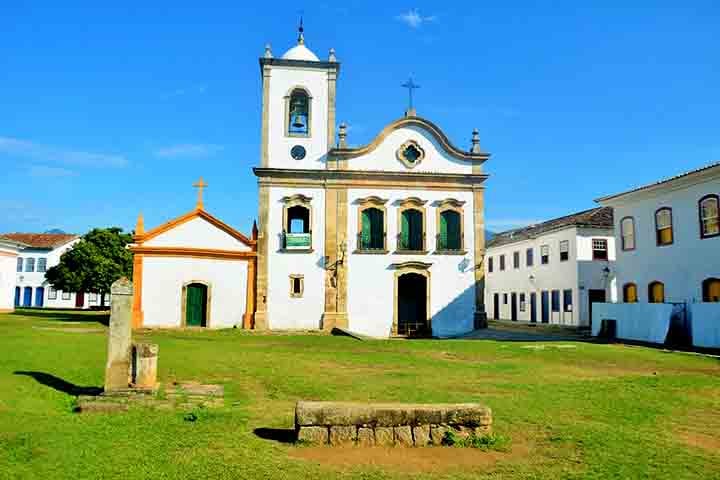 Declarada Patrimônio Mundial pela Unesco em 2019, Paraty guarda tesouros arquitetônicos da época do Brasil Colônia, como a Igreja de Santa Rita - em destaque - e a Casa da Cultura, instalada em um dos belos sobrados do centro.