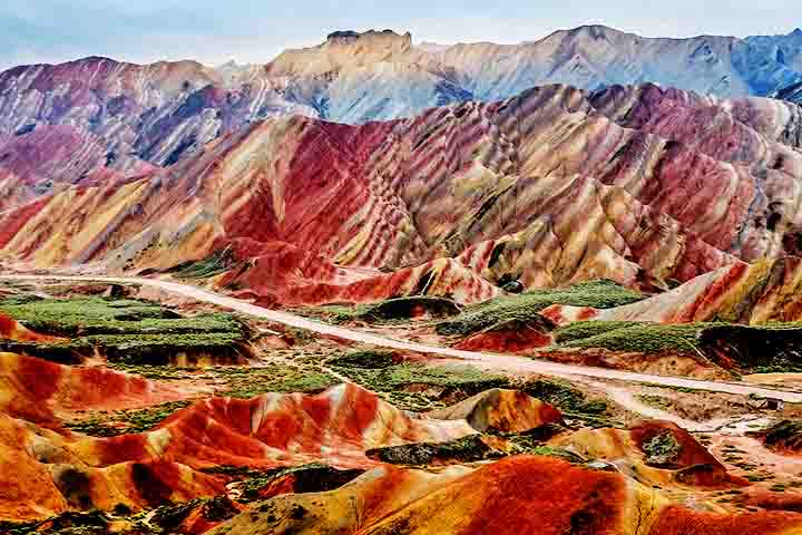 O Parque Geológico Nacional Zhangye Danxia, localizado no noroeste da China, é uma das maravilhas naturais mais espetaculares do mundo. Conheça mais sobre este lugar fantástico!