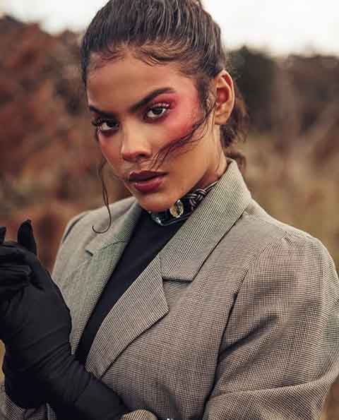 Ainda adolescente, ela trabalhou em serviços como atendente de pet shop e auxiliar de farmácia até conseguir um emprego como balconista em um café em um teatro.
