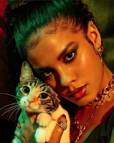 Nem sei se eu queria ser modelo, precisava sobreviver. A gente vivia uma realidade muito difícil”, declarou ela em participação no programa “Domingão com Huck”. 
