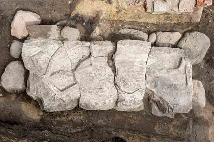 A peça, feita de calcário da Gotlândia, foi encontrada em Śródmieście I, antigo local de uma igreja do século 12 e de um castelo da Ordem Teutônica.