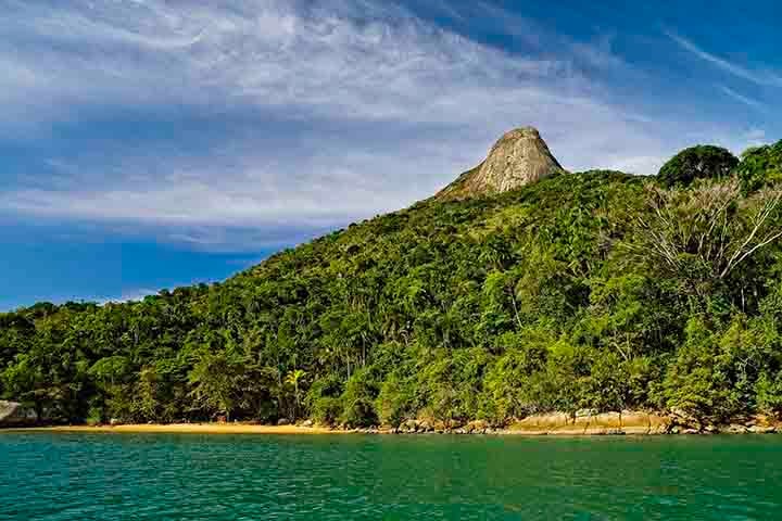 O acesso à cidade é feito principalmente pelas rodovias BR-101 ou Rio-Santos, já que Paraty não possui aeroporto. Quem vem de carro ou ônibus precisa se preparar para um trajeto sinuoso, mas visualmente recompensador.