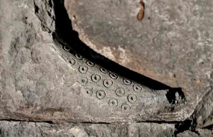 Uma equipe de pesquisadores da ArcheoScan descobriu uma valiosa lápide medieval debaixo de uma sorveteria na cidade de Gdańsk, na Polônia.