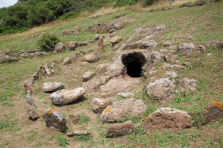 Outro sítio arqueológico significativo é Montessu, no sudoeste da ilha, formado por 35 domus que compõem um verdadeiro “anfiteatro” datado do terceiro milênio antes de Cristo.