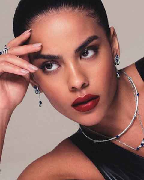 Em agosto de 2023, Bella anunciou o término do namoro. A decisão veio após rumores de infidelidade por parte de MC Cabelinho.