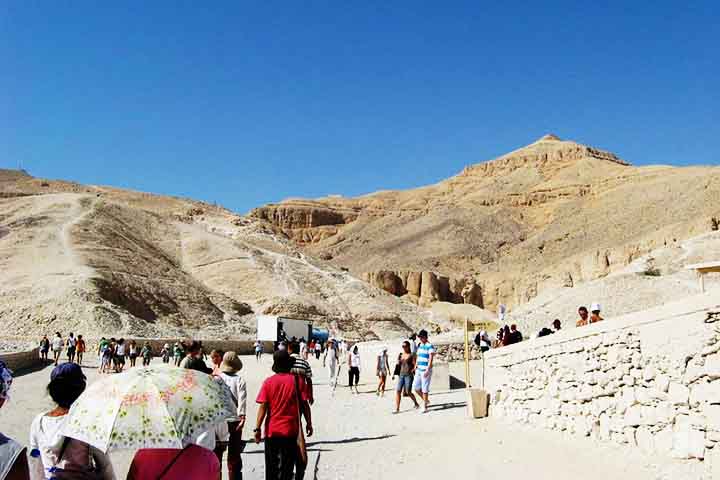 A região é famosa por abrigar tumbas dos faraós do Egito Antigo. Elas foram construídas no local entre os séculos 16 e 19 a.C. 
