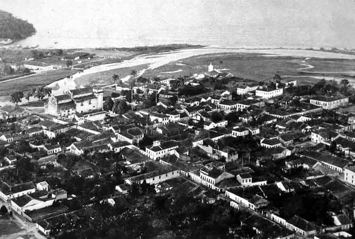 A história de Paraty remonta ao ciclo do ouro, quando a cidade servia como rota de escoamento da produção mineira em direção à Europa. Esse passado se reflete em seus casarões coloridos, nas igrejas antigas e na atmosfera silenciosa de suas vielas.