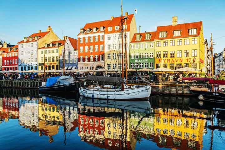 Existem várias características que definem lugares ao redor do mundo como espetaculares. Uma delas são as cores vibrantes, capazes de transformar paisagens comuns em verdadeiros espetáculos visuais.