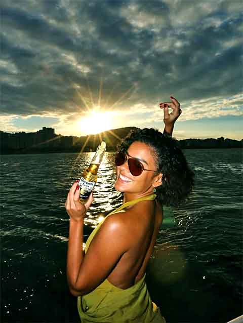 Após a separação dos pais, ela foi viver inicialmente com sua avó materna. Posteriormente, mudou-se com a mãe e a irmã para Florianópolis, capital de Santa Catarina.
