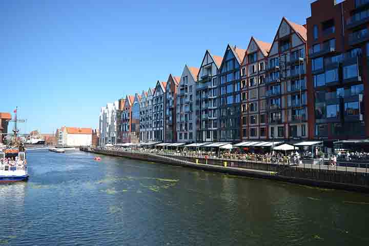 Devido à sua localização estratégica, foi alvo de diversas disputas entre poloneses, alemães, suecos e outros povos europeus.