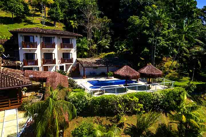 A estrutura da cidade é variada, com opções que vão de campings a pousadas sofisticadas e hotéis boutique. Isso permite atender públicos diversos, dos aventureiros aos casais em busca de romantismo e conforto.