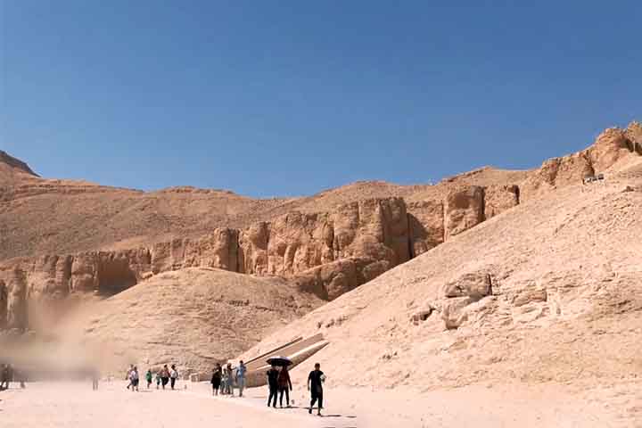 O túmulo do faraó Tutmés II era o único dos monarcas da 18ª Dinastia do Egito que ainda não havia sido identificado. Inicialmente, os arqueólogos supunham que o sepulcro situado no monte Tebas, a oeste da cidade de Luxor, pertencesse a uma esposa de faraó, mas a presença de artefatos funerários e inscrições com o nome de Tutmés II, mudaram os rumos do trabalhos.
