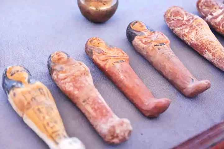 As estatuetas shabti eram figuras que, segundo a crença egípcia, serviam aos mortos no pós-morte.