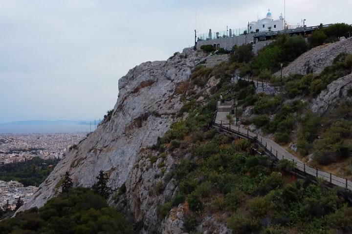 Equipes de resgate foram acionadas e, utilizando um teleférico, conseguiram levá-lo até a ambulância. A identidade do homem não foi revelada.