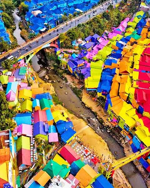 Kampung Pelangi, Indonésia: Conhecida como Aldeia Arco-Íris, Kampung Pelangi fica ao sul de Semarang, na ilha de Java. Antigamente chamada de Gunung Brintik, era um bairro marginalizado com casas degradadas.