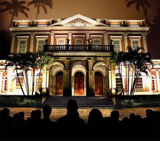 O espaço conta ainda com atividades culturais, exposições temporárias e apresentações, como o espetáculo Som e Luz que recria episódios marcantes da história do Império.