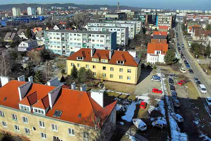 Outro marco fundamental na história contemporânea de Gdańsk é seu papel no nascimento do movimento Solidariedade (Solidarność), liderado por Lech Wałęsa nos estaleiros da cidade na década de 1980.