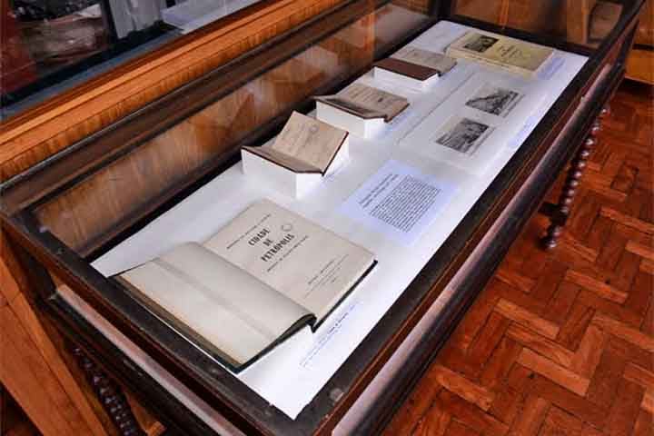 O Museu Imperial é também um importante centro de pesquisa, abrigando uma das bibliotecas mais completas do país em história do Brasil, com milhares de obras raras e documentos originais.