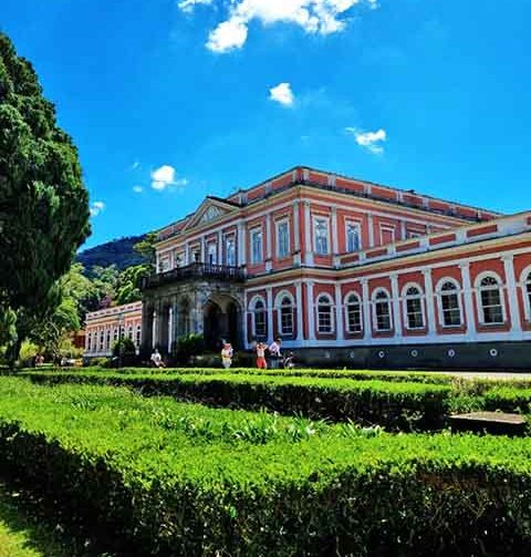 Localizado na região serrana do Rio de Janeiro, o Museu Imperial de Petrópolis é um dos mais importantes espaços de preservação da memória do Brasil, especialmente o Segundo Reinado. 