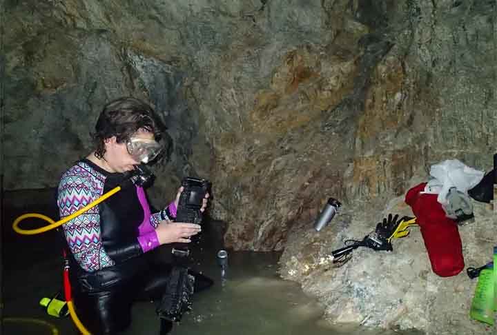 Esses pesquisadores foram as primeiras pessoas a obterem sucesso ao tentar acessar a pirâmide em mais de cem anos. Dr. Pearce Paul Creasman, da Universidade do Arizona, e  companheiros ainda tiveram que descer uma escada de 65 degraus.