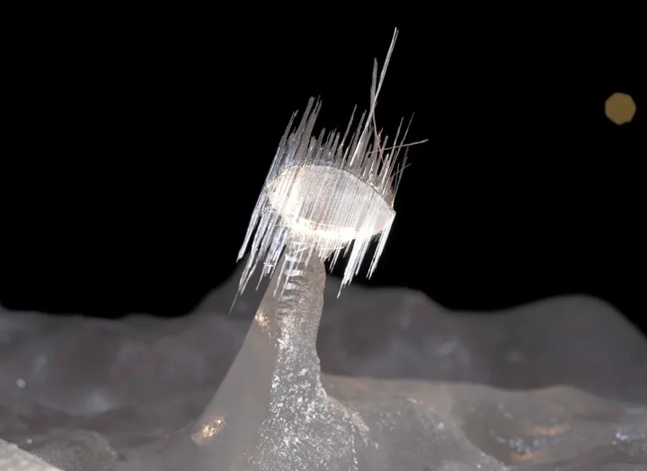 Os cristais são tão quentes que não podem ser tocados sem proteção nas mãos; alguns são afiados como lâminas.