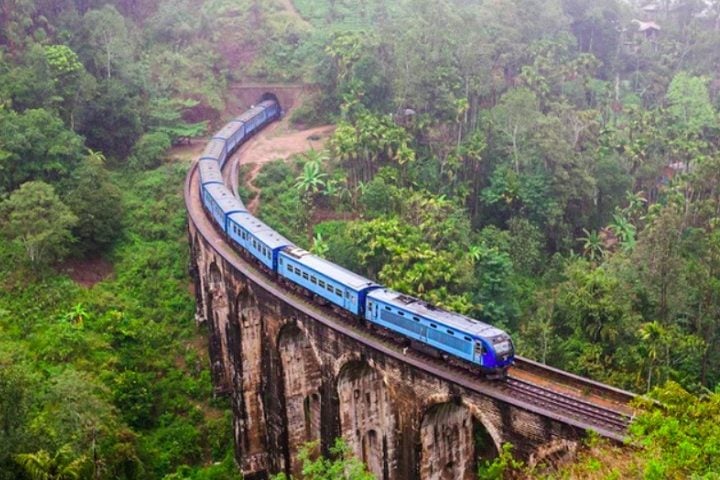 O Podi Menike é um trem famoso do país que leva turistas por paisagens deslumbrantes, com cenários de florestas e montanhas.