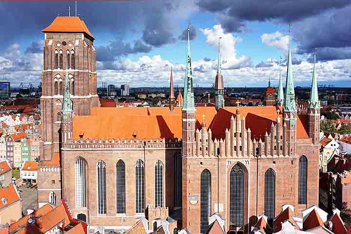 Não menos relevante é a Igreja de Santa Maria, uma das maiores igrejas de tijolos do mundo.