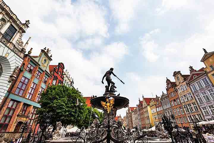 É nessa rua que fica a Fonte de Netuno, um dos símbolos de Gdańsk.