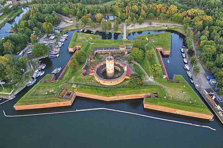 Gdańsk também é conhecida por sua produção de âmbar, muitas vezes chamada de ouro do Báltico. Abriga, inclusive, o Museu do Âmbar, dedicado a esse material fascinante.