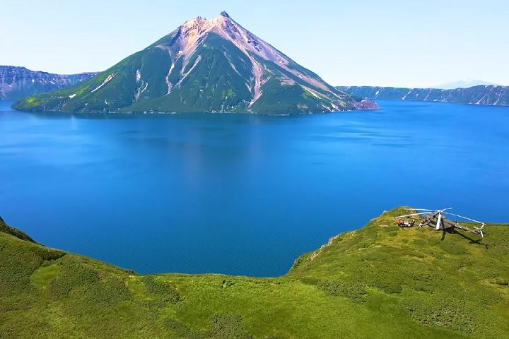 Devido ao seu isolamento geográfico, o acesso à península é limitado, sendo feito principalmente por avião, helicópetro ou navio. Não há estradas ligando Kamchatka ao resto da Rússia.